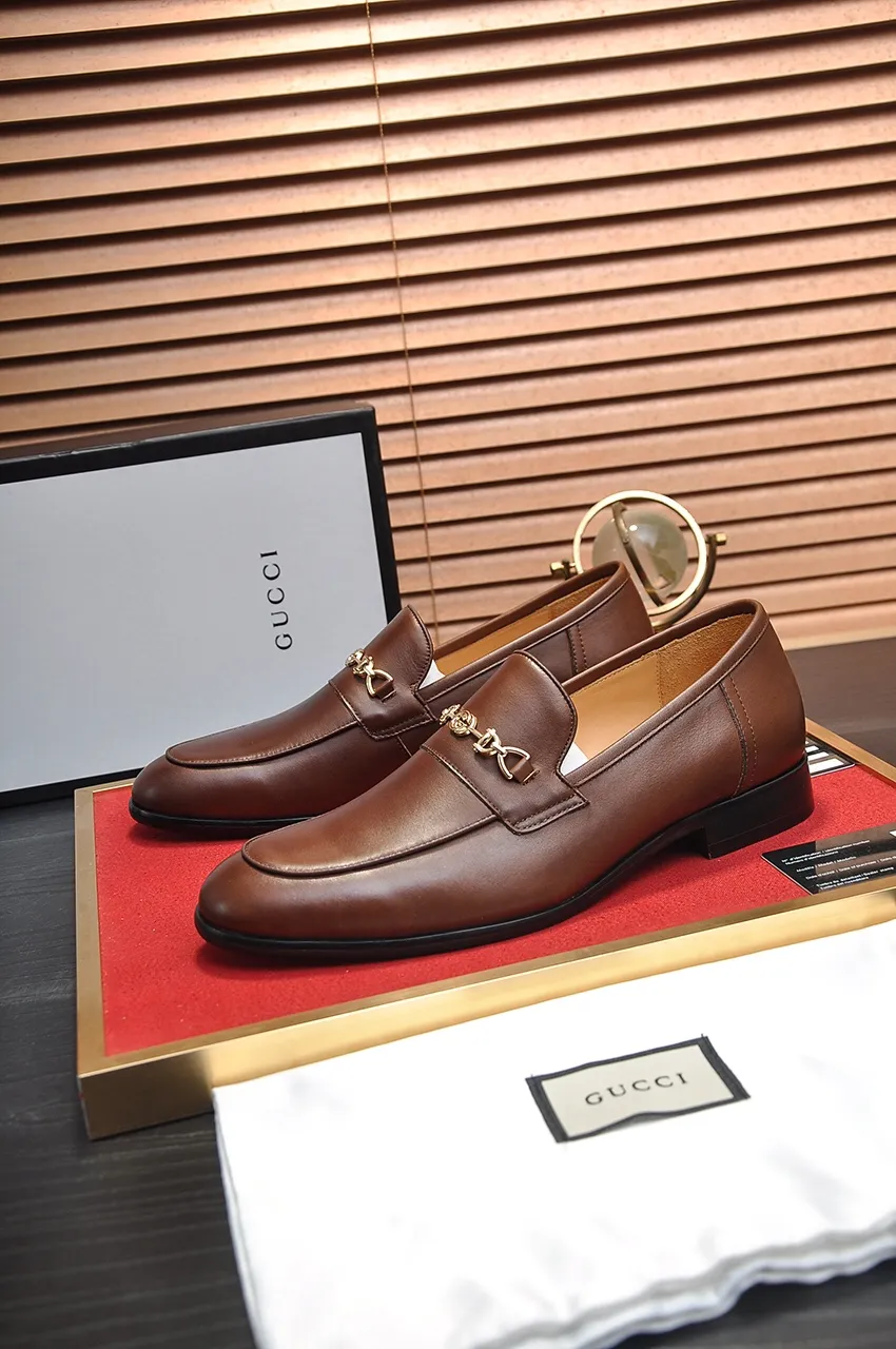 Men's shoes💰500💶Italy's top luxury men's shoe giant (GUCCI) (Gucci) (full cowhide lining) new arrival🍃Original European style🔰 Pleasant to the eye😍In order to make the shoes more durable and non-deformable🌀The production continues to follow traditional methods but there is still no lack of innovation💪Choose original sheepskin for the leather♻️ Smooth and natural And extra bright ⭐Made of imported cowhide, the first choice of rich people 38-45 (45 customized)